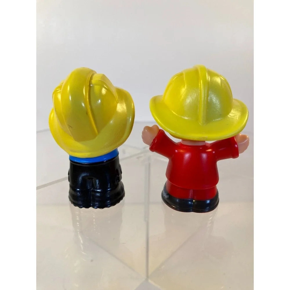 Fisher Price Little People Lift n Lower Fire Truck 3 People & Dog Lights Sounds